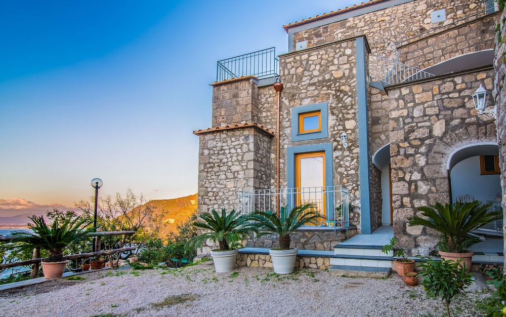 Villa Mariagiovanna Casa Giovanna — 4-Star Luxury Hotel in Vico Equense, Italy