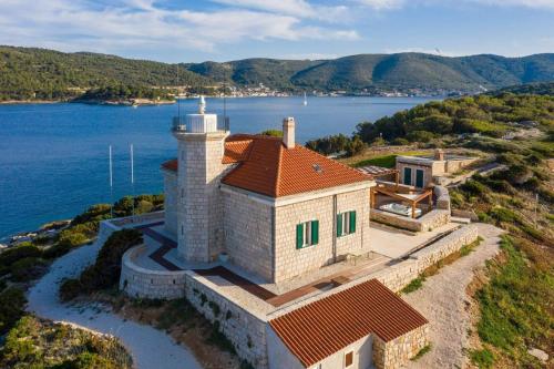 Sensational Island Villa Villa Host Light House 2 Bedrooms Exclusive — 4-Star Luxury Hotel in Vis, Croatia