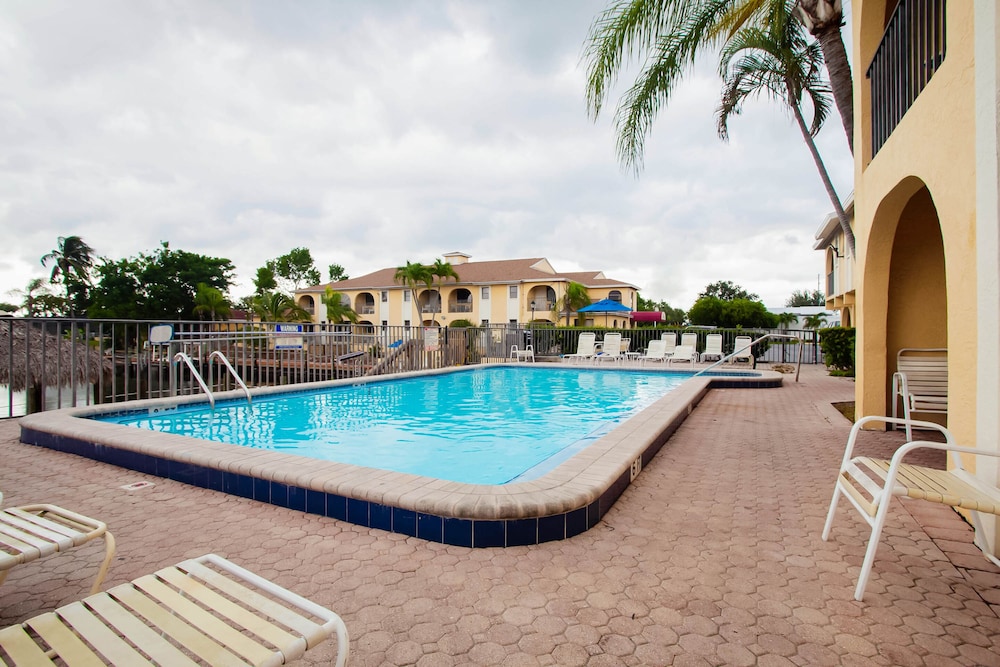 OYO Waterfront Hotel Cape Coral Fort Myers FL — hotel in Cape Coral