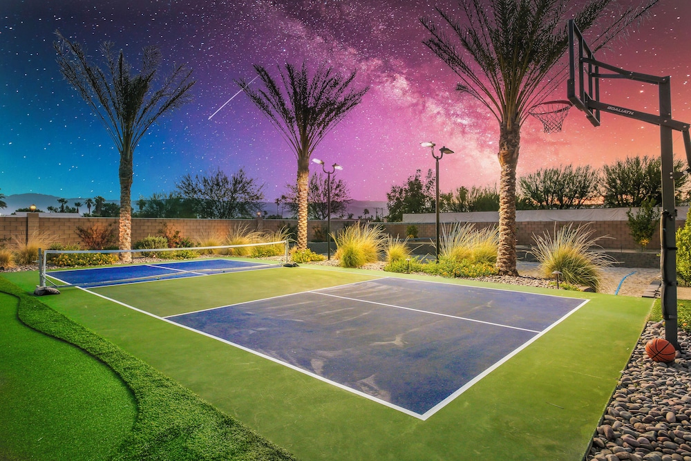 Palm Villa Luxury 7 Bed Pickleball Volleyball Golf — 4-Star Luxury Hotel in Indio, United States