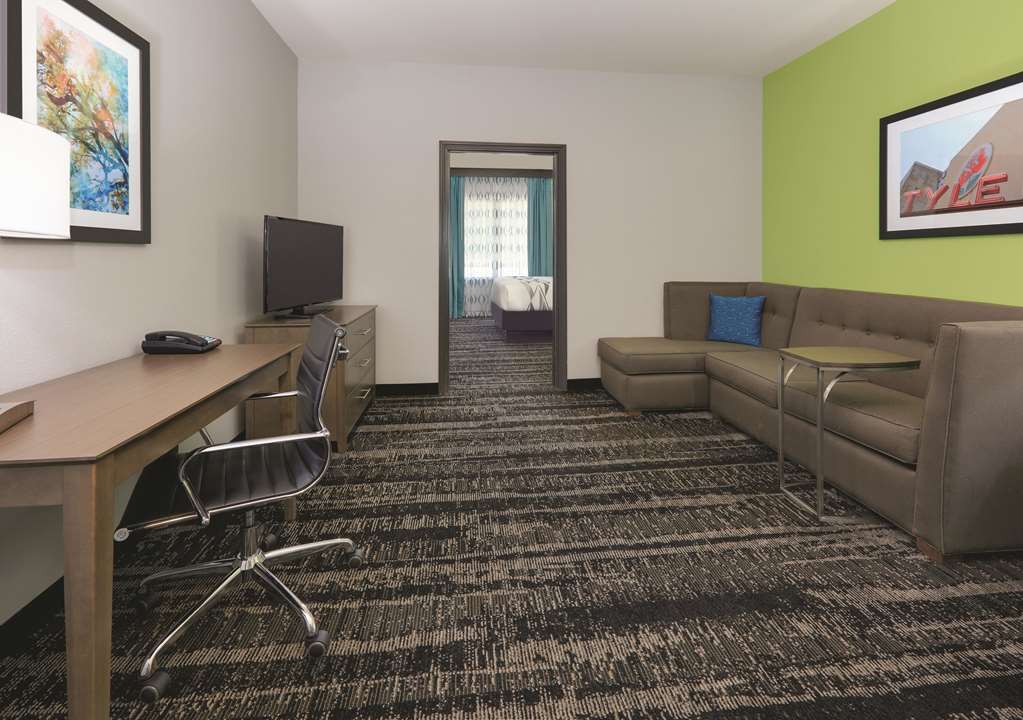 La Quinta Inn & Suites by Wyndham Tyler South - photo 24
