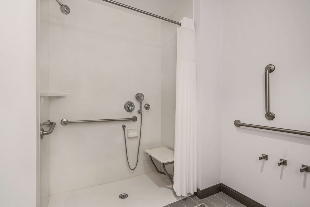 Hampton Inn & Suites Raleigh Midtown - photo 36