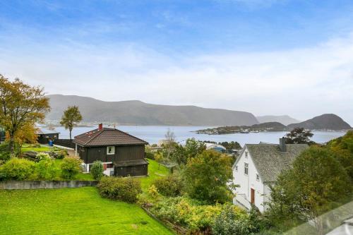 6 Bedroom House — 4-Star Luxury Hotel in Alesund, Norway