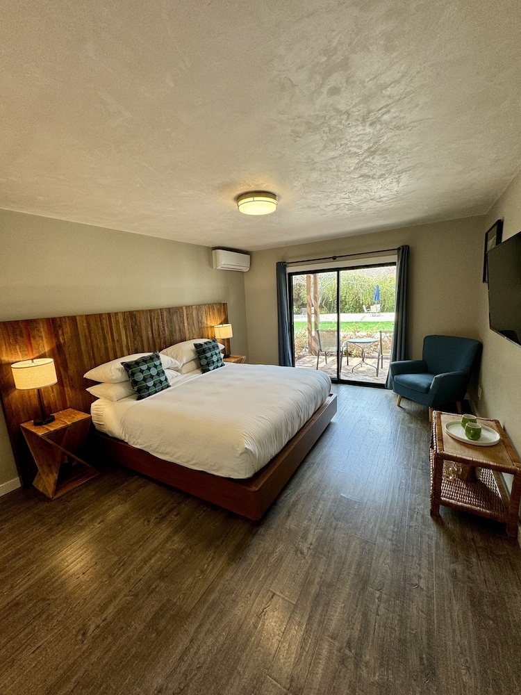 Hidden Valley Inn — Carmel Valley Village — photo 4