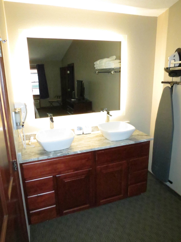 Edgewater Hotel - photo 20