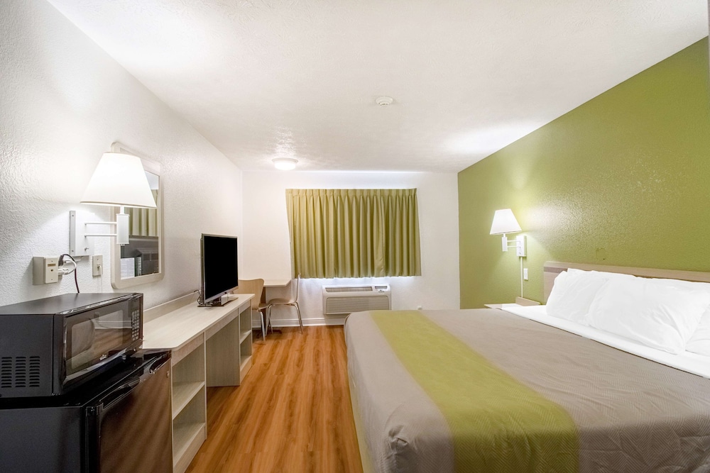Red Roof Inn Greencastle South Cloverdale - photo 7