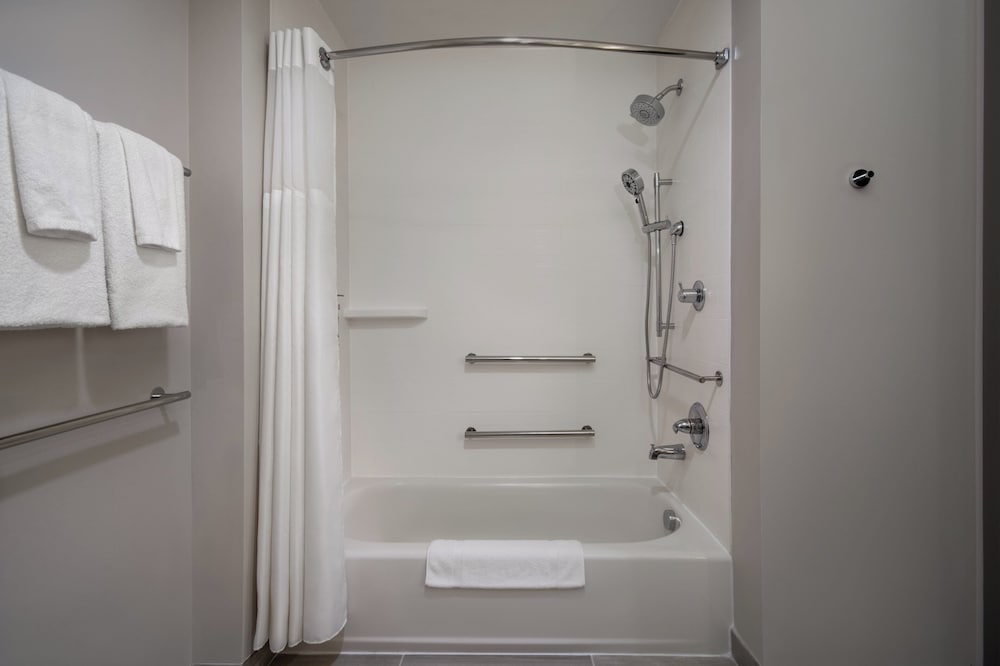 Holiday Inn Express & Suites Muskegon Grand Haven an IHG Hotel - photo 24