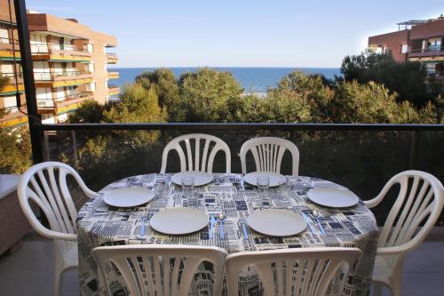 AT177 Pins dúplex en 1ra línea con piscina airco — 4-Star Luxury Hotel in Torredembarra, Spain