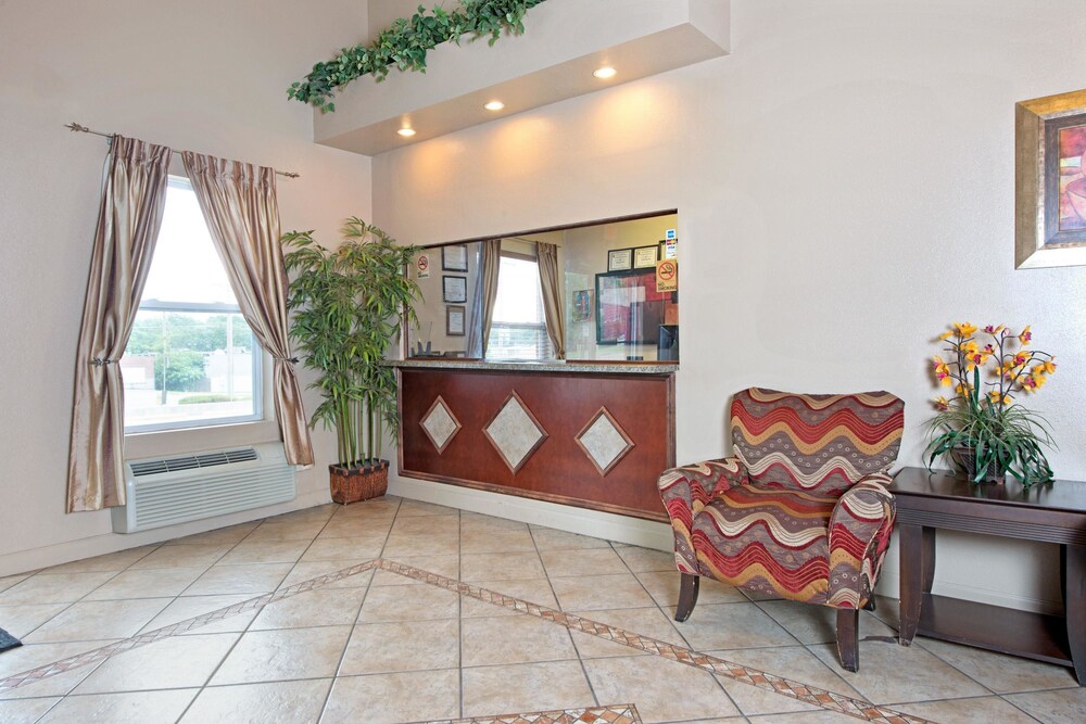 Super 8 by Wyndham St. Louis Airport - photo 3