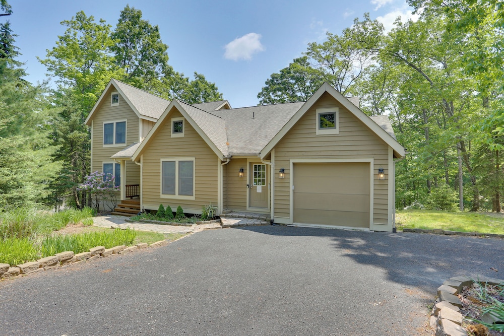 Less Than 1 Mi to Camelback Resort Home with Pool Table - featured photo