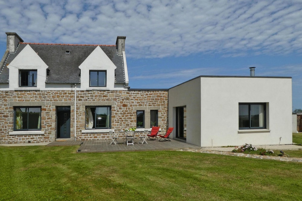 Sea view Holiday Home With Terrace Plougasnou — 4-Star Luxury Hotel in Plougasnou, France