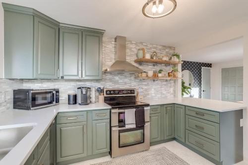Charming Central Denver Bungalow With Hot Tub — 4-Star Luxury Hotel in Denver, United States