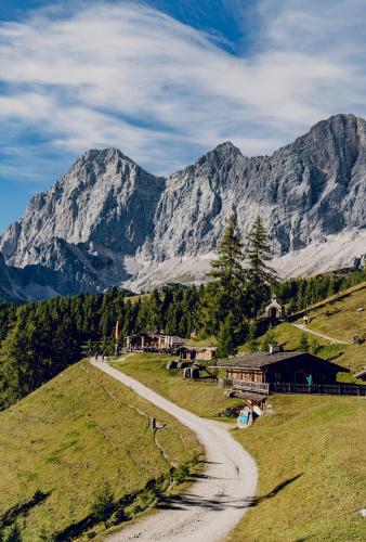 Chalet Kuschelhütte — 4-Star Luxury Hotel in Ramsau Am Dachstein, Austria