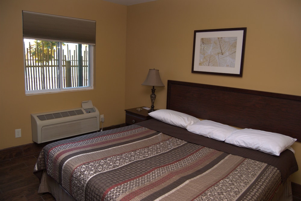 Commodore Resort - photo 8