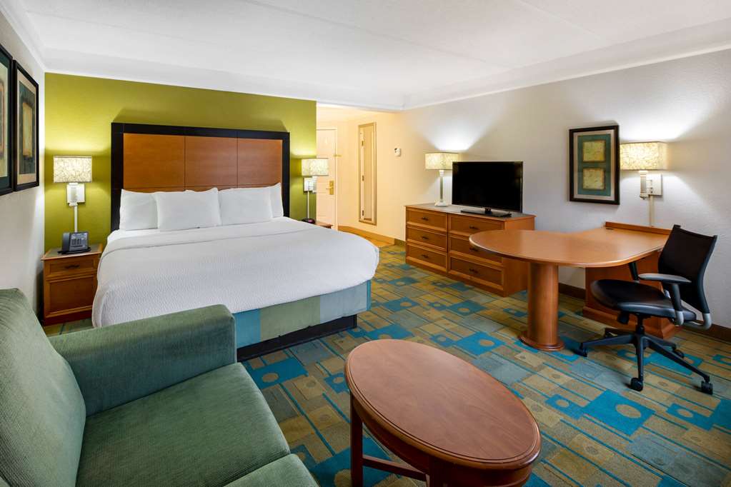La Quinta by Wyndham Haywood Mall Near Greenville Downtown - photo 35