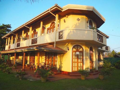 Golden sunset - carbon neutral hotel in Negombo