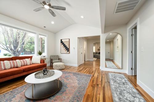 Luxury mountain oasis hot tub & 15 mins to DT AVL in Juneau, United States