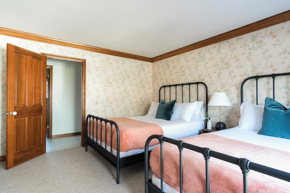 Cathedral by Avantstay Charming Secluded Estate w Sauna Pool Table & Views of the Rolling Hills - photo 31