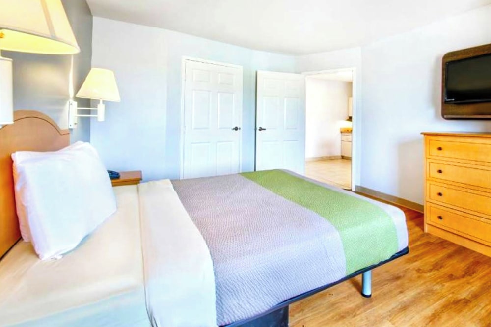 OYO Townhouse Sulphur LA Extended Stay - photo 11