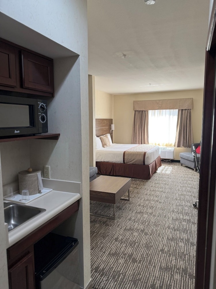 Evergreen Inn and Suites - photo 13