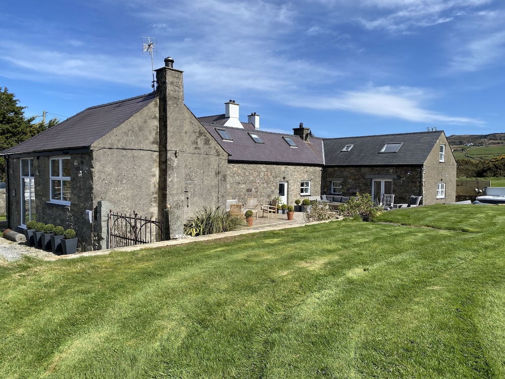 Farmhouse — 4-Star Luxury Hotel in Pwllheli, United Kingdom