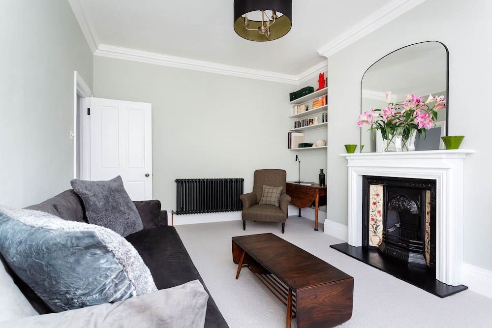 Perfect Pied a terre in Clapham by Underthedoormat — 4-Star Luxury Hotel in London, United Kingdom
