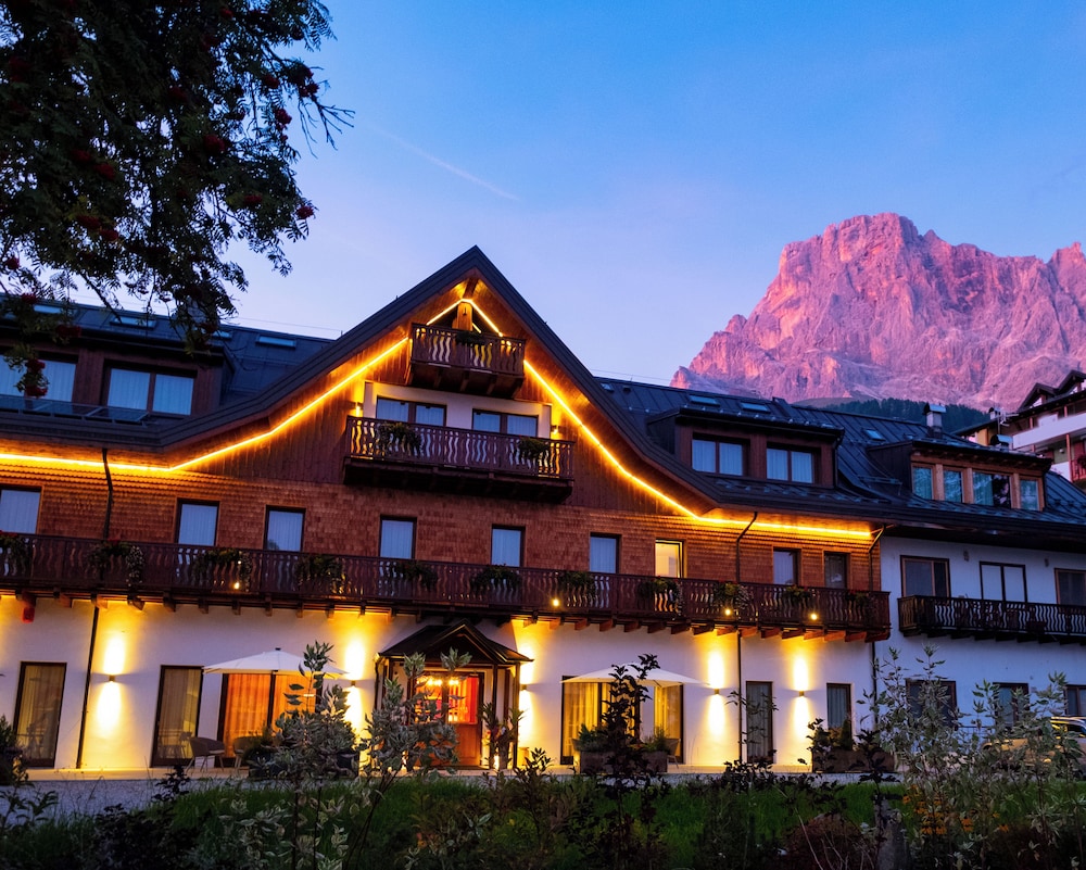 Residence Langes — 4-Star Luxury Hotel in Siror, Italy