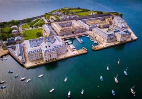 Luxurious The Bruce Large Family Apartment And Deluxe Studio That Connect In Private Lobby Beautifully Refurbished Free Onsite Parking — 4-Star Luxury Hotel in Plymouth, United Kingdom