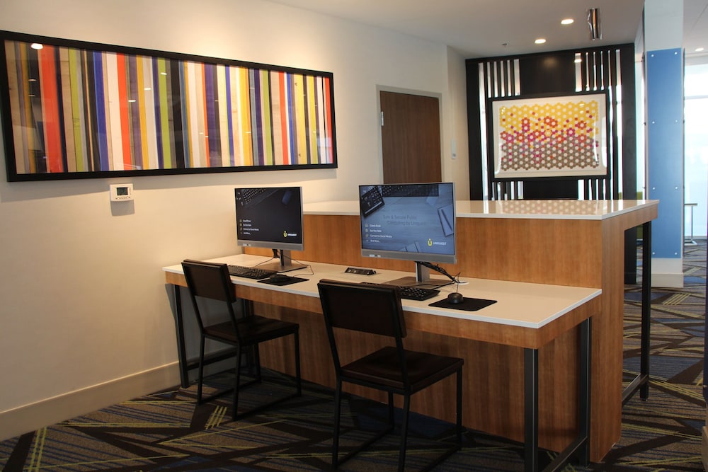Holiday Inn Express & Suites Phoenix Airport North by IHG - photo 101