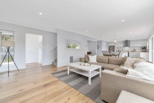 Rosebud Lovely House 2 Mornington Peninsula 4 BR 3 Bath 2 story holiday house BBQ Beach Hot spring — 4-Star Luxury Hotel in Rosebud, Australia