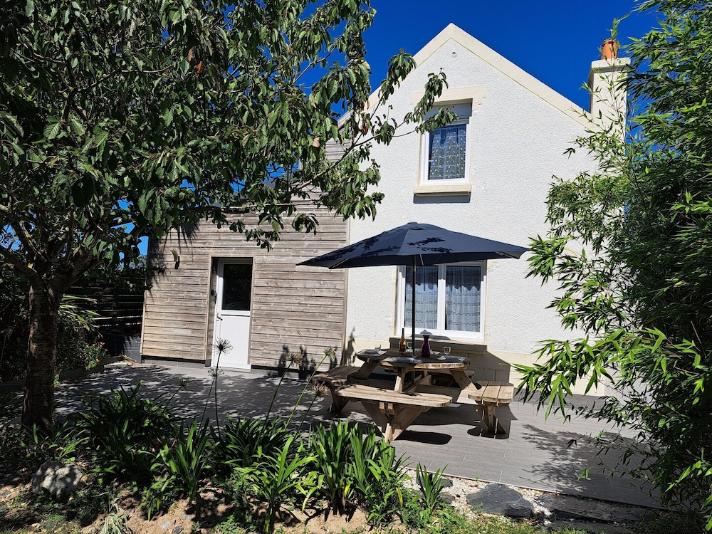 Holiday Home in Cleder Near Les Amiets Beach — 4-Star Luxury Hotel in Cleder, France