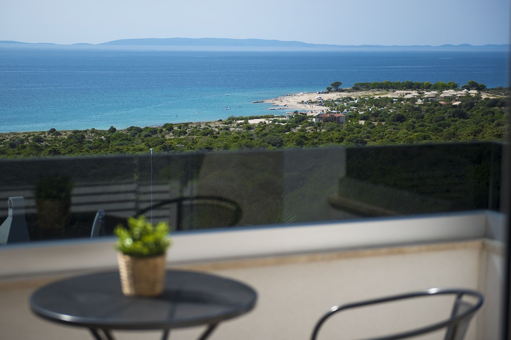 Luxury Villas Royal II with Private Pool — 4-Star Luxury Hotel in Novalja, Croatia