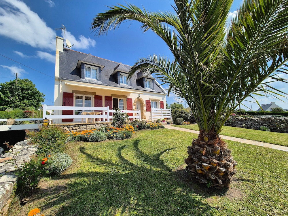 Holiday Home in Plouhinec with Sea Views — 4-Star Luxury Hotel in Plouhinec, France