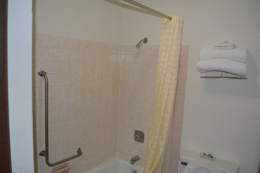 Bloomer Inn & Suites - photo 21