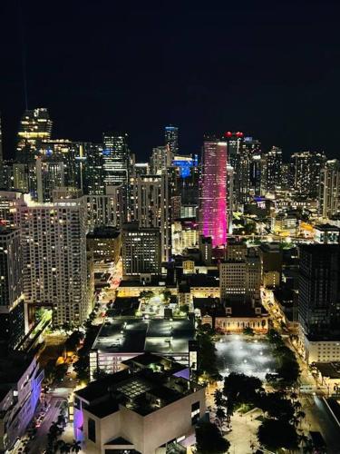 Miami Luxury 27th Floor Best Waterfront Balcony View & City Lights Pool Gym Spa — 4-Star Luxury Hotel in Miami, United States
