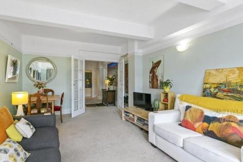 Historical 2 beds apartment with Harbour Views in OBay — 4-Star Luxury Hotel in Wellington, New Zealand