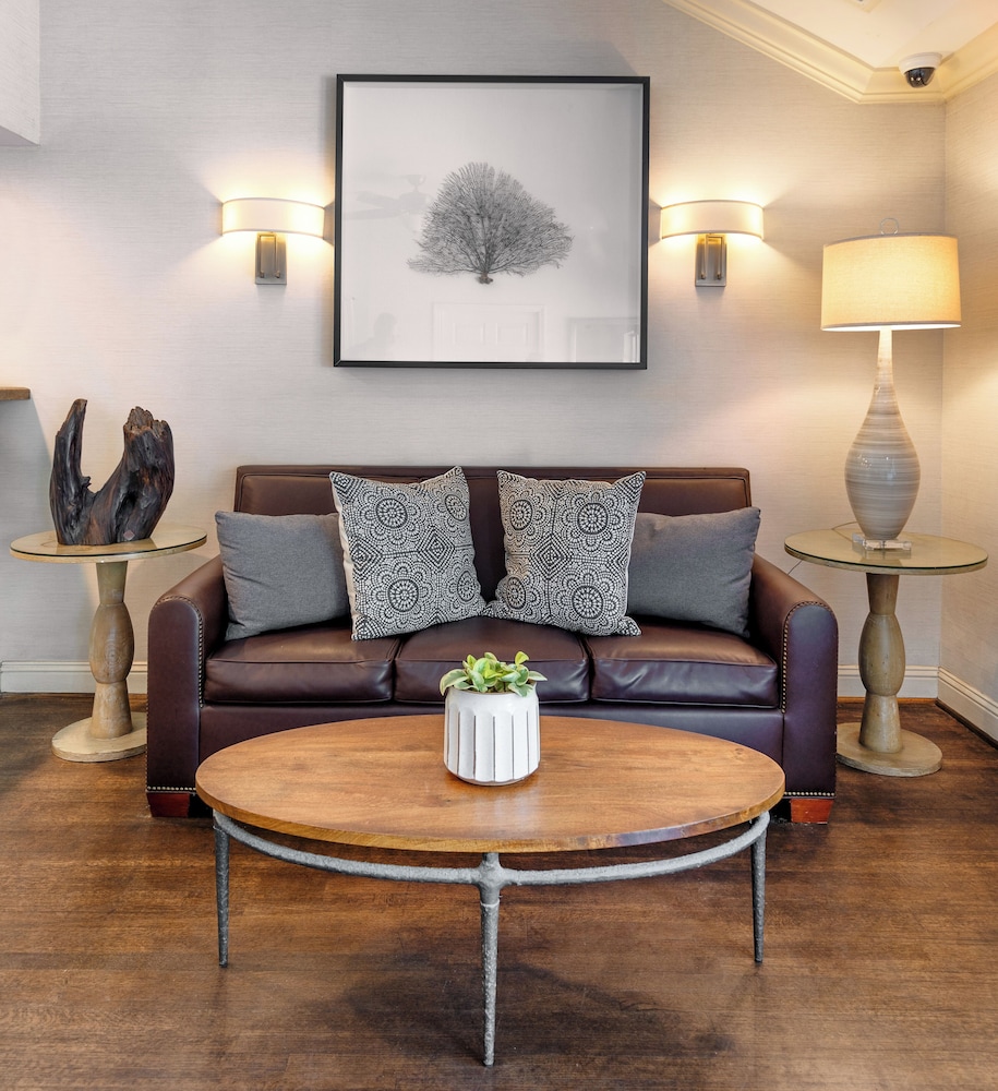 Pelican Inn & Suites - photo 3