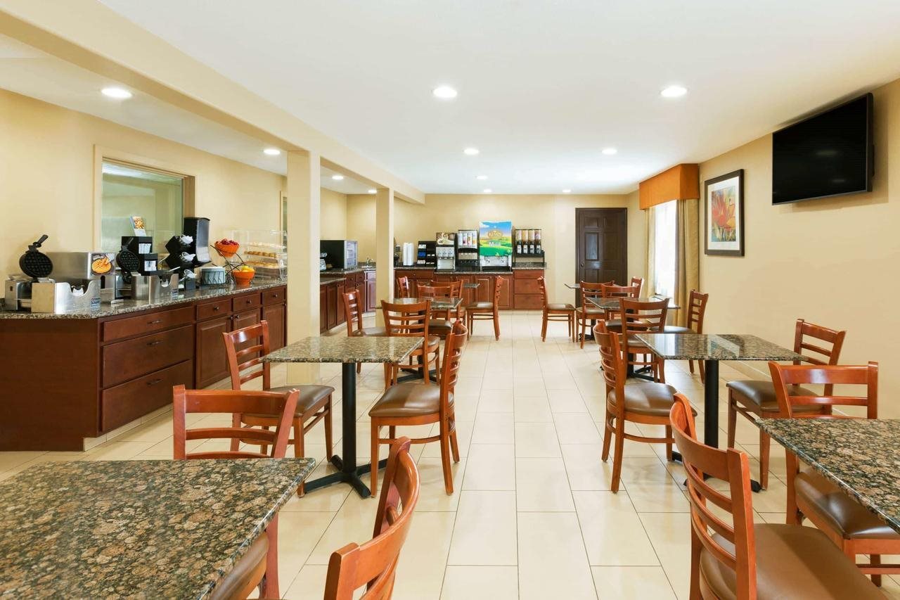 Days Inn and Suites by Wyndham Coralville Iowa City - photo 3