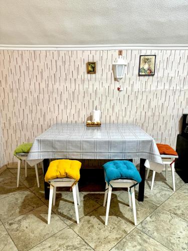 Old Tbilisi Authentic spacious 3BR Apartment with Balcony Walk to Freedom Sq Family friendly