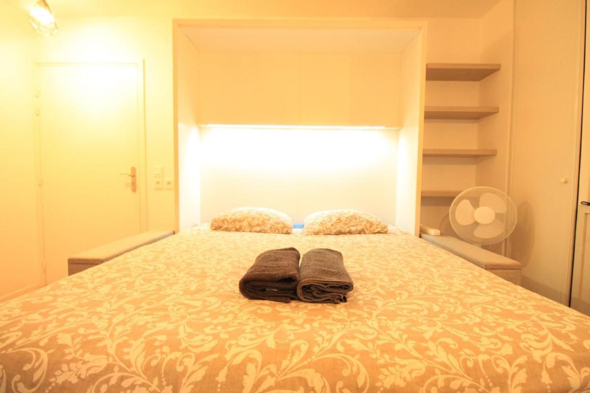 Luxe Neuf 8mn Pied Rer C Paris Eiffel Tower Parking Rue Gratuit Balcon Prive Matelas Bultex 160x200 Ascenseur Hopital D'arpajon — hotel in Arpajon