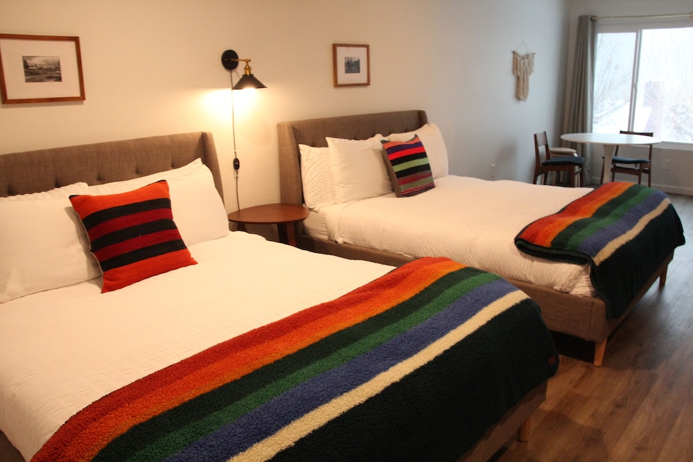 Sierra Blue Hotel & Swim Club - photo 22