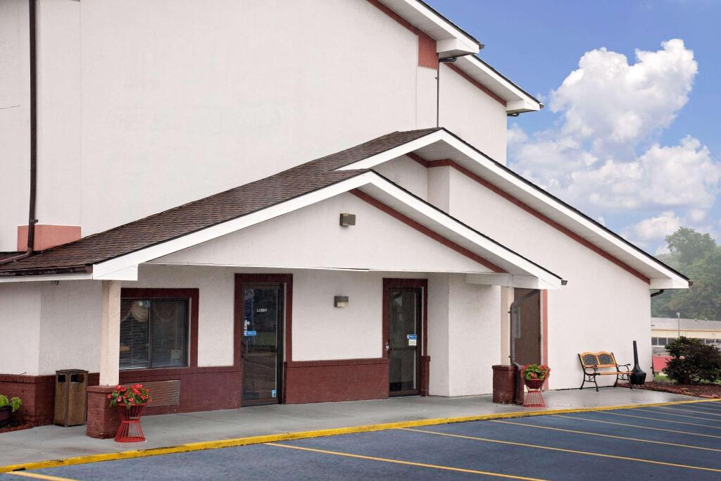 Super 8 by Wyndham Martinsburg - photo 12
