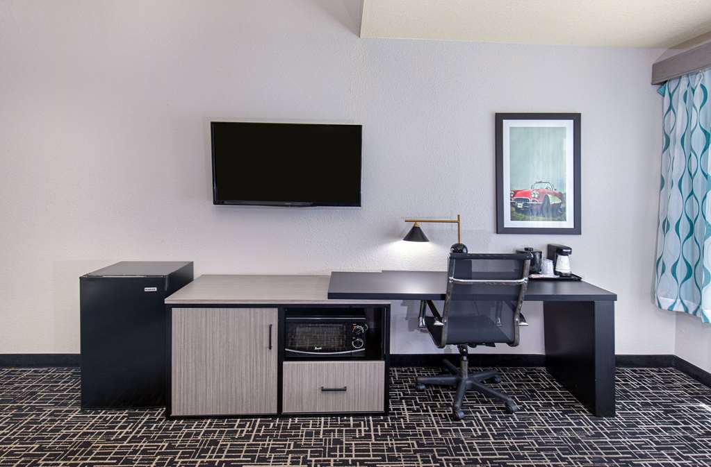 La Quinta Inn & Suites by Wyndham Bowling Green - photo 34
