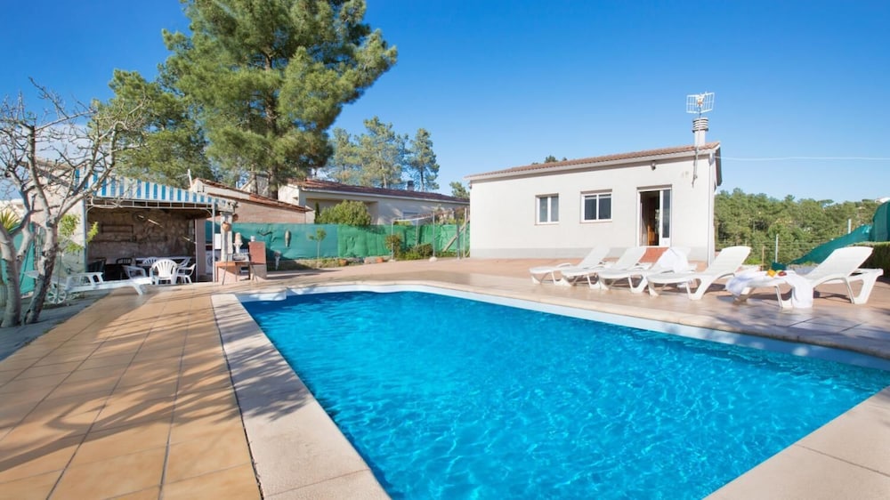 Alonso in Vidreres With 4 Bedrooms and 1 Bathrooms — hotel in Vidreres