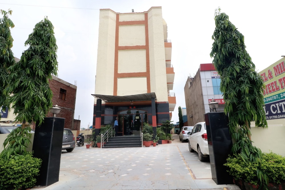 Oyo 17381 Hotel City Look - carbon neutral hotel in Baddi