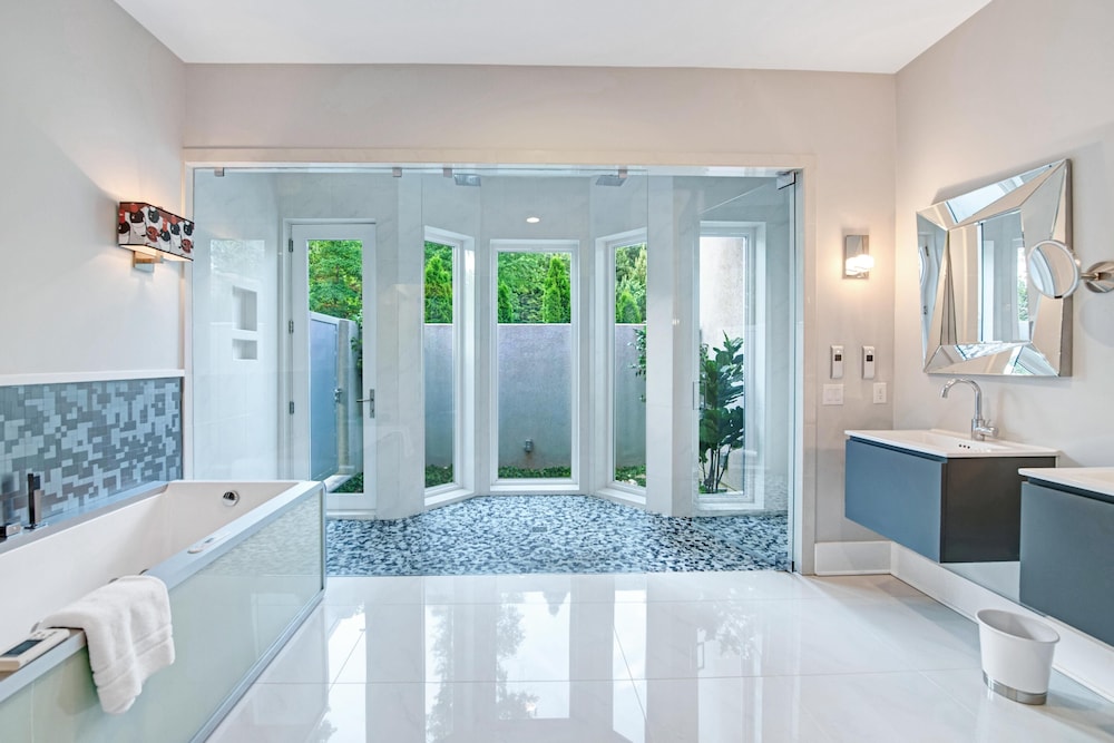 Barefoot on Blarney in Mooresville, United States