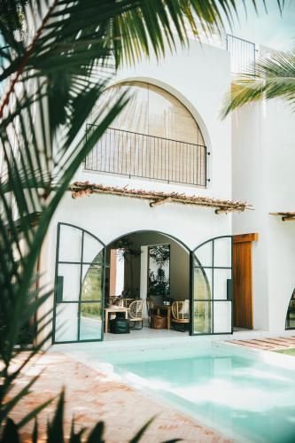 Black Honey in Unawatuna, Sri Lanka