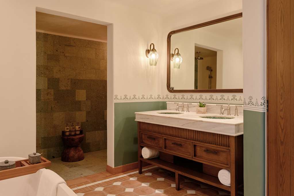 Suite Bathroom