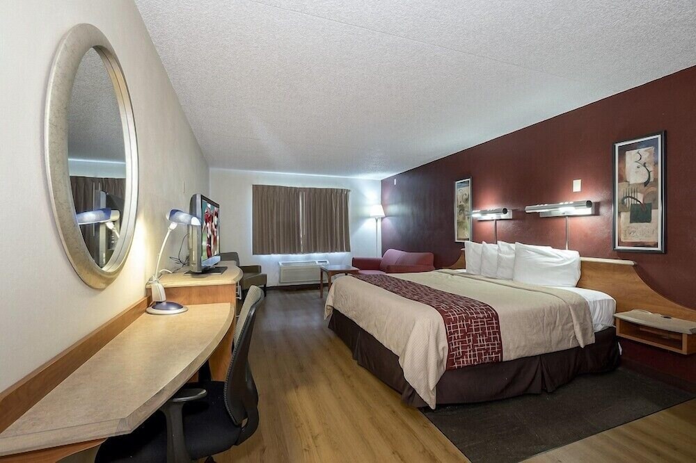 Red Roof Inn and Suites Cleveland Elyria - photo 23