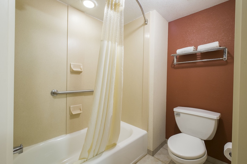 Red Roof Inn & Suites Philadelphia Bellmawr - photo 20